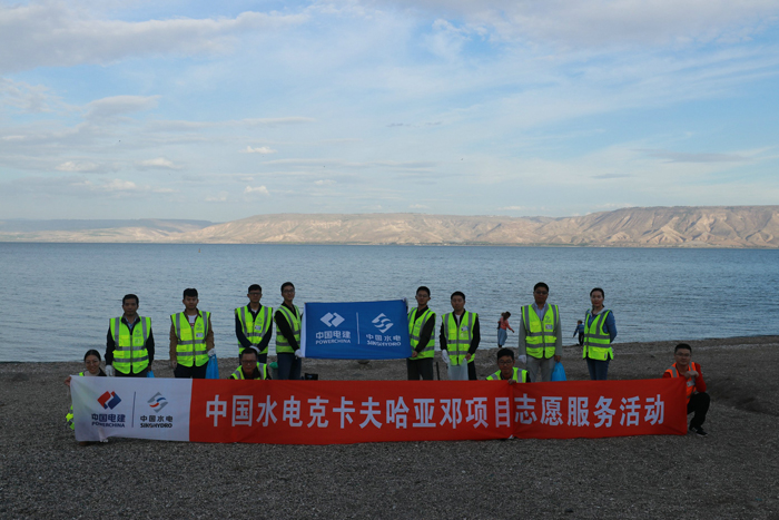 1545800480852630.jpg 圖片3-志愿者在湖邊合影.jpg