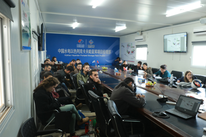 1545800486100586.jpg 圖片4-大學生聽取項目介紹.JPG