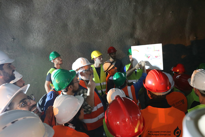 1545800493930847.jpg 圖片6-現場工程師講解工程情況.JPG