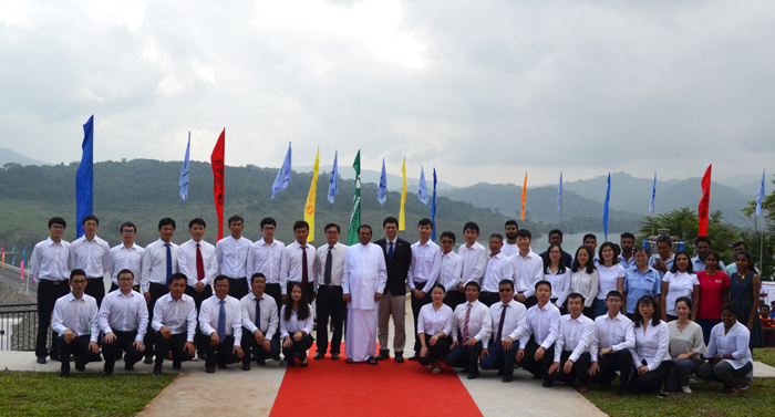 1547097292746643.jpg 總統西里塞納、中國駐斯大使館政治部主任羅沖與K壩項目全體員工合影.JPG