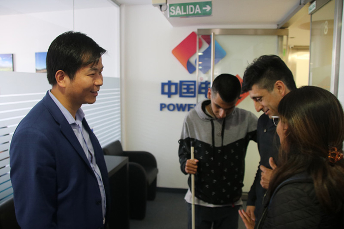 1 中國電建阿根廷分公司總經(jīng)理涂水平迎接本杰明一家到辦公室.jpg