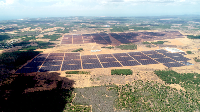 越南虹峰巨型光伏發電場.jpg