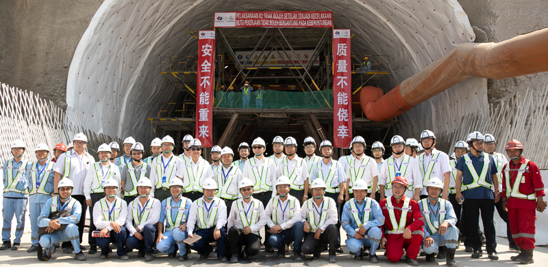 晏董事長、李燕明總在雅萬高鐵4號隧道合影.jpg