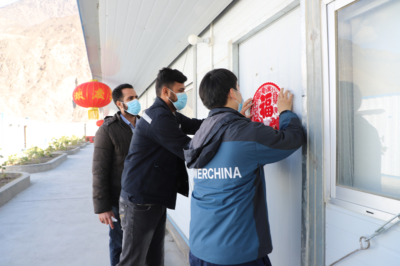 中、巴員工一起貼窗花 攝影：李可.JPG