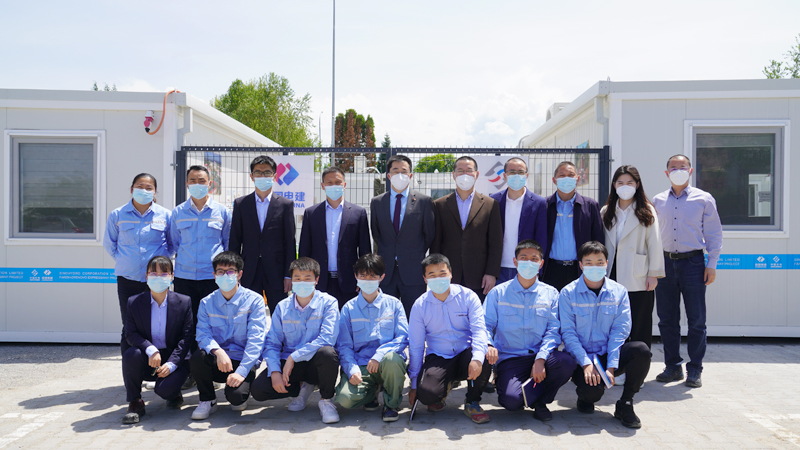 張佐大使、何丙華參贊（后排左五、左六）與我公司人員親切合影.JPG