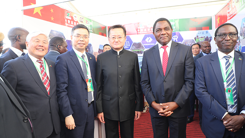 8.展臺合影 -和總統大使(1)(1).JPG